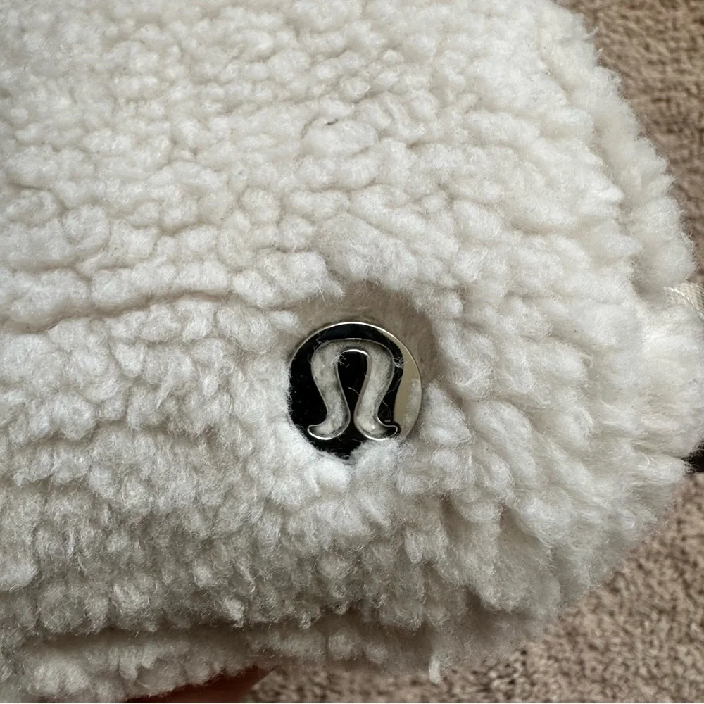 Lululemon Everywhere Belt Bag Fleece in Natural Ivory 1L